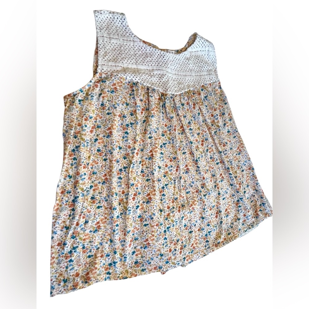 Wonderly Floral Sleeveless Blouse with White Lace - Picture 2 of 7